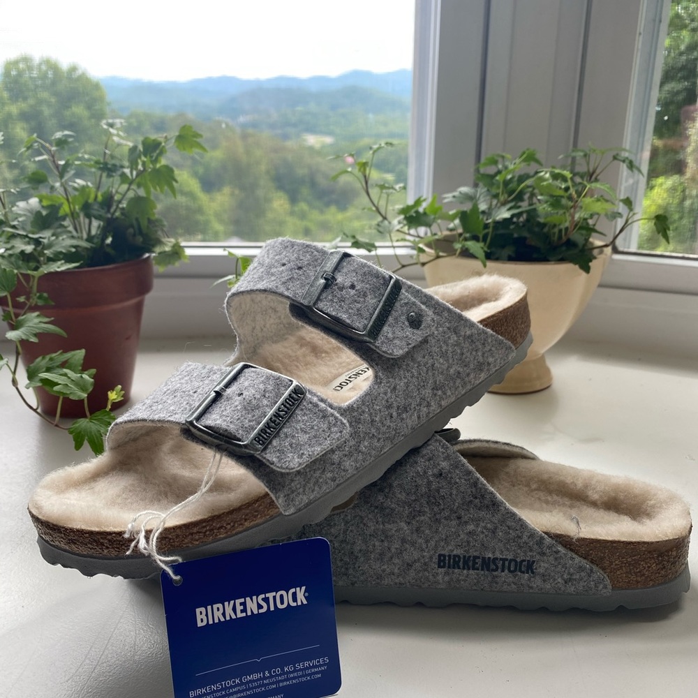 🎉HOST PICK 🎉 NEW Arizona Birkenstock Sheepskin Sandals Size 38 NWT Grey